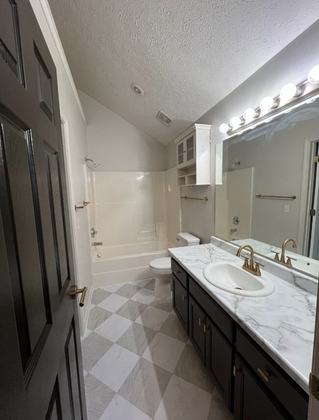 Photo - 3371 W Erie St