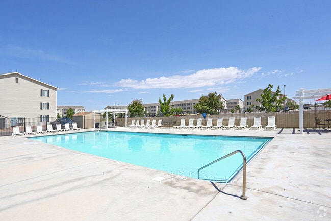 Piscina - Van Horne Estates Apartments