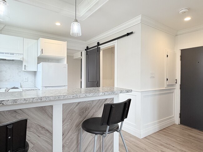 Building Photo - 1495 Gladstone Ave Unit 101