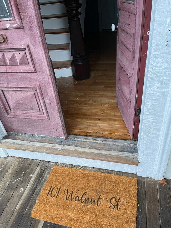 Front Door - 101 Walnut St Unidad 2 -2nd Floor-