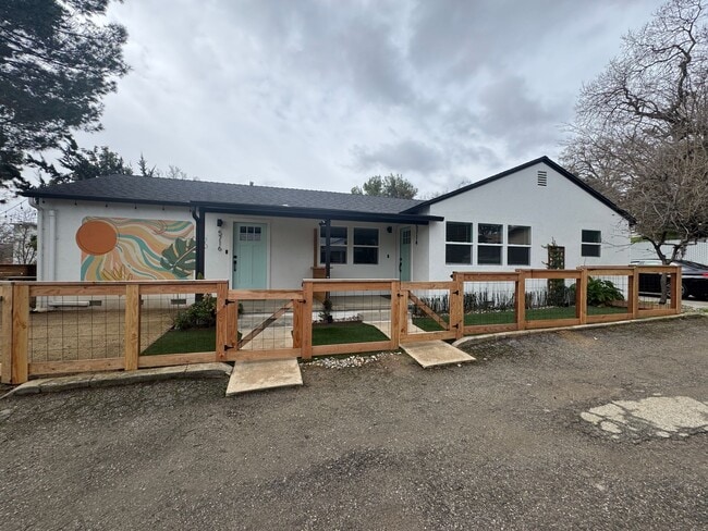 Building Photo - 2 Bedrooms, 1 Bath, Garage, Washer and Dryer Hookups