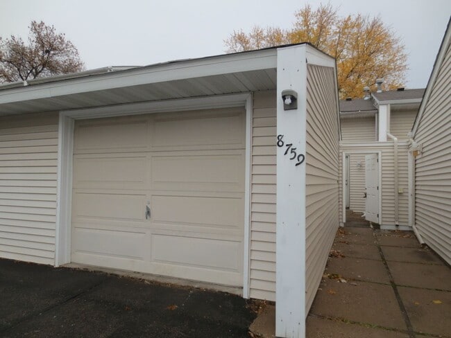 Building Photo - Charming 2 Bedroom Townhome in Cottage Gro...