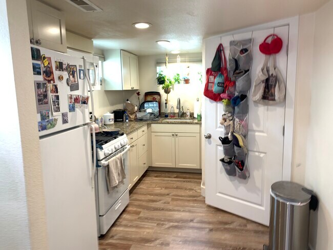 2193 S Clarkson St Unidad Basement studio