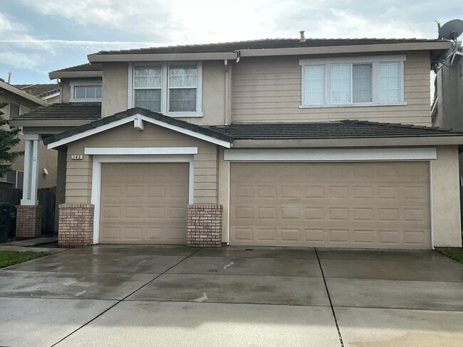 Building Photo - Four bedroom beauty