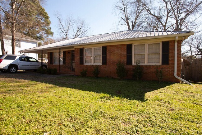 Beautiful 3 Bedroom Home Near Campus and D... - Beautiful 3 Bedroom Home Near Campus and D...