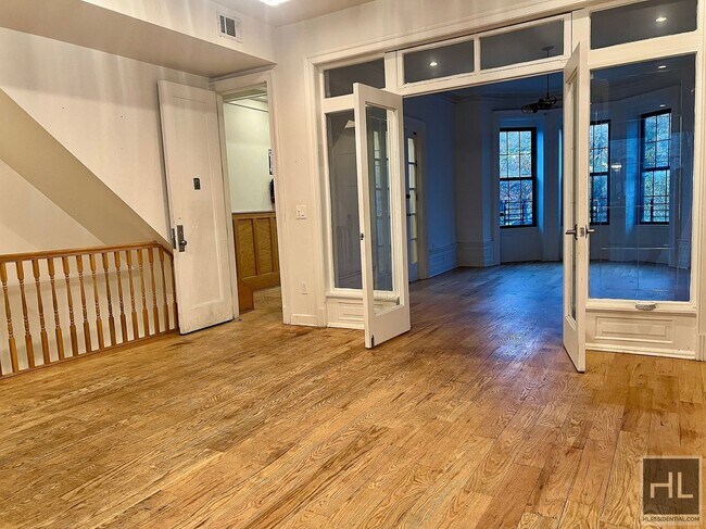 Photo - 4BR 3BA Historic Limestone Duplex In Crown... Apartamento Unidad A