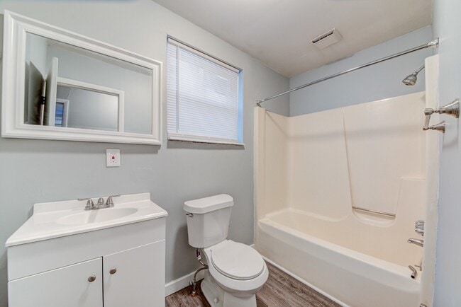 Building Photo - 438 Kathleen St Unit 1