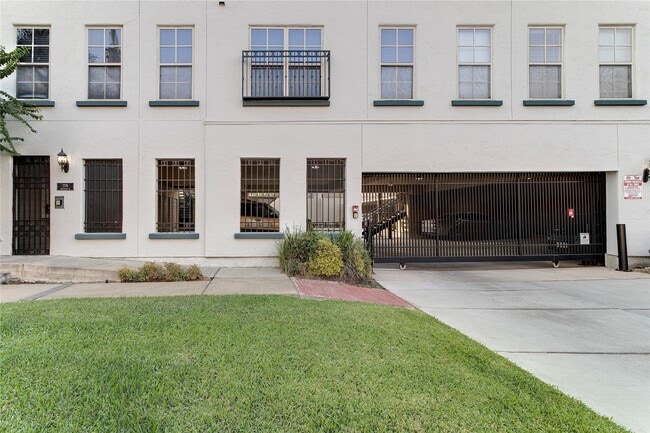 Photo - 2216 Chenevert St Unidad 11