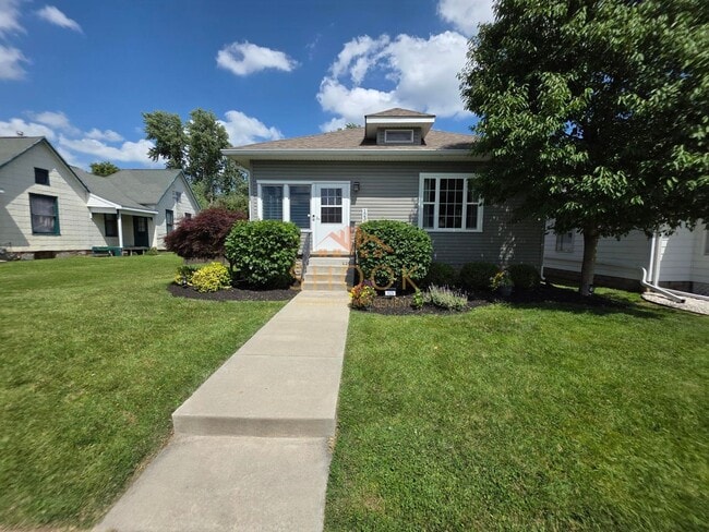 LOOK AT THIS 3 BR GEM WITH A BASEMENT UNDE... - LOOK AT THIS 3 BR GEM WITH A BASEMENT UNDE... Casa