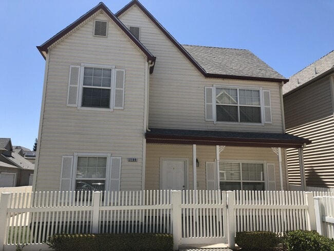 Building Photo - Central Bakersfield Rental