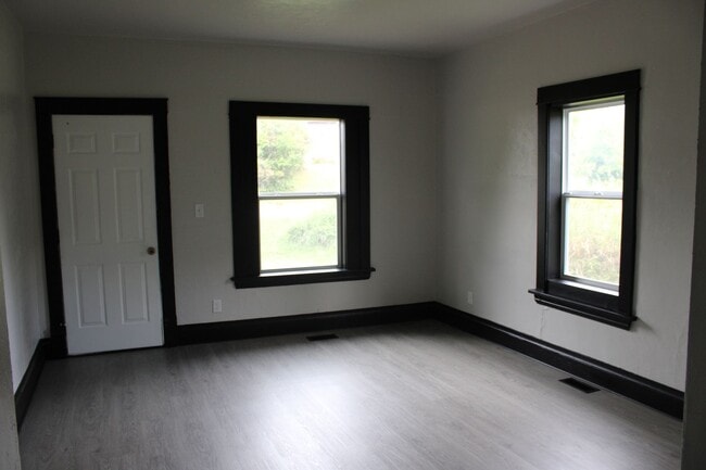 Photo - 317 E 10th St S