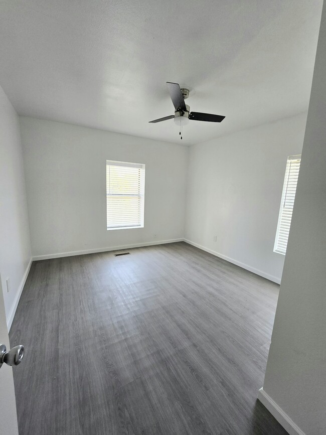 Photo - 300 S 5th St