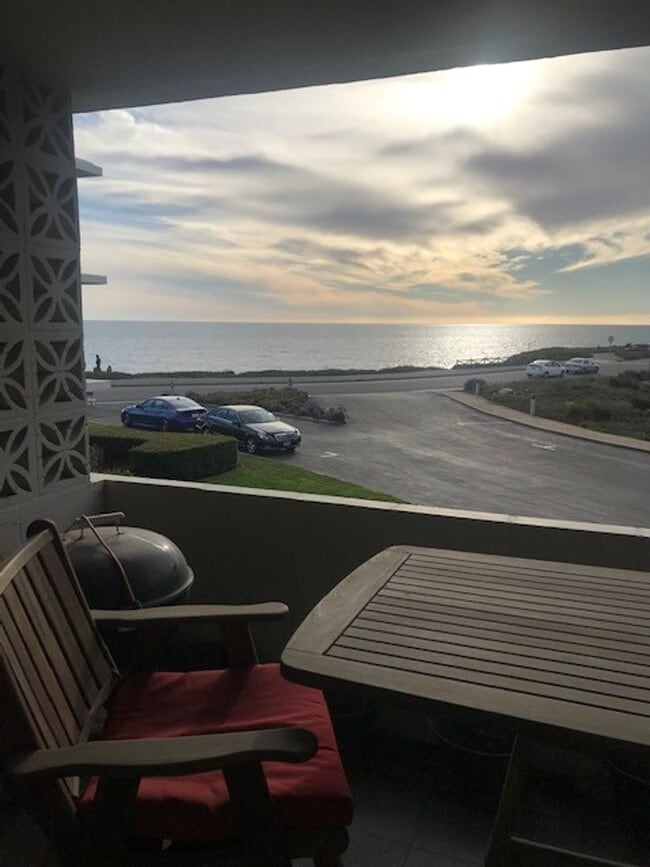 Building Photo - Updated UNFurnished 1 Bedroom Ocean View C... Unit 9 Rental