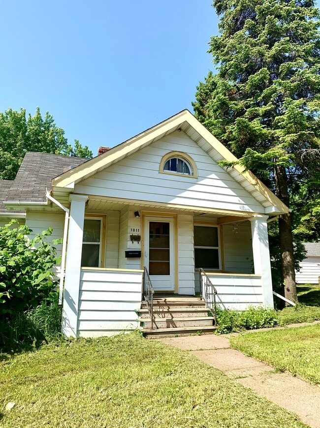 Photo - Duluth, MN. 4 bedroom - 1 bath - 1 off street parking - Single Family Home.