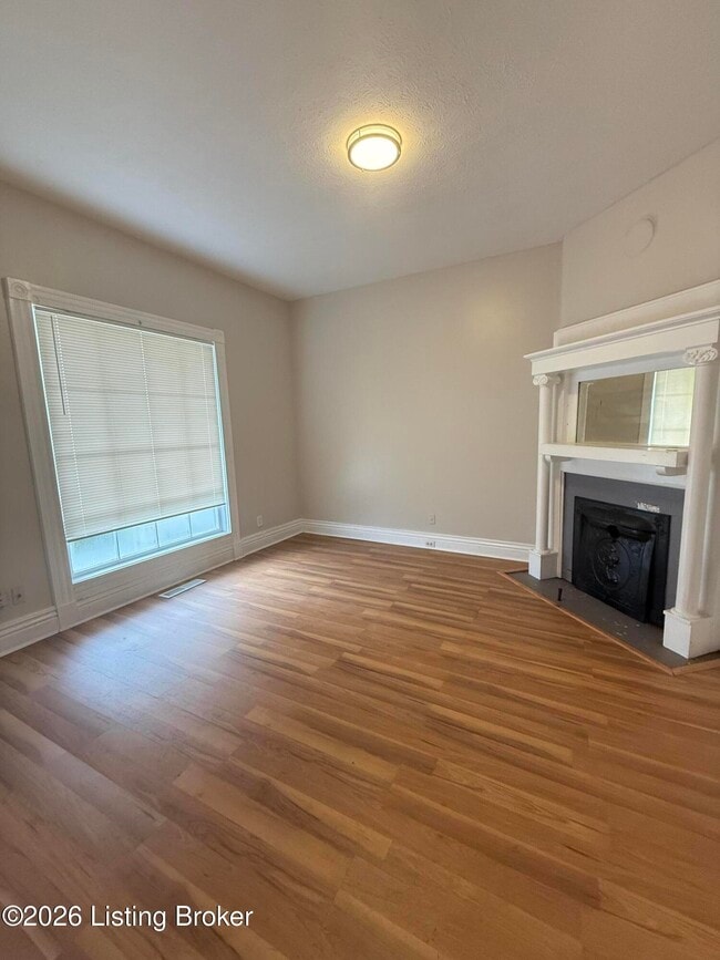 Photo - 2547 Bank St