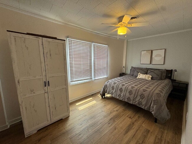 fully furnished 2-bedroom, 1-bath upper duplex