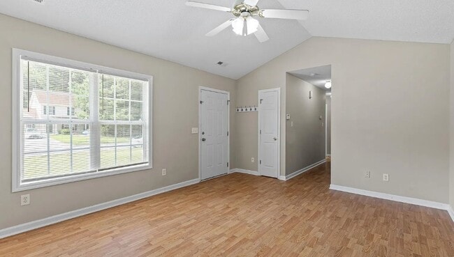 Photo - 122 Settlers Cir