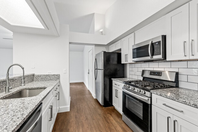 Building Photo - 111 E Oak Ave Rental