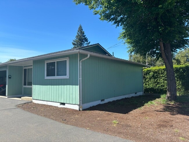 Photo - Cute 2 bedroom west Roseburg duplex with carport