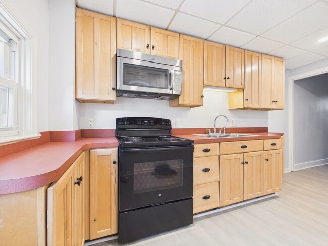 Building Photo - 2 Bedroom Single Family on Penn with Bonus Room