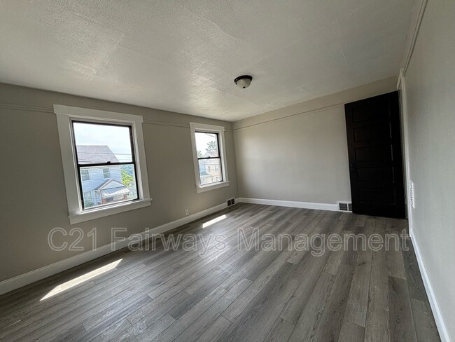 Photo - 929 Vankirk St
