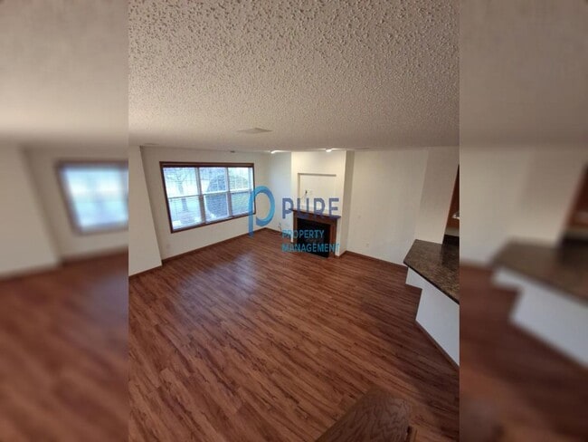 Building Photo - Warm, inviting & spacious Woodbury Townhou...