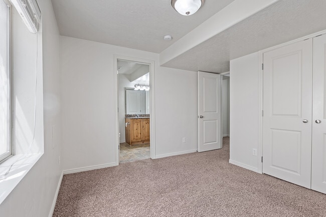 Building Photo - 490 E 700 S Rental