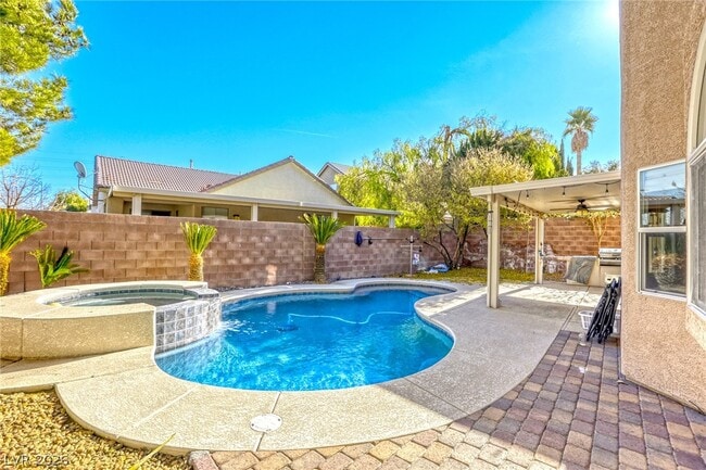 Photo - 756 Ezzat St