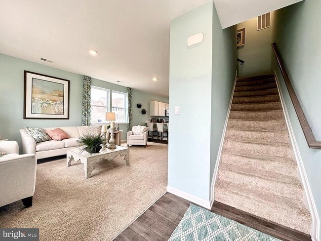 Photo - 834 Derwent Ln