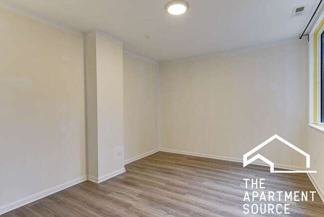 Photo - South Loop 3 bed 2 bath -- Updated Kitchen, HUGE Floorplan, Large Patio Unidad 206