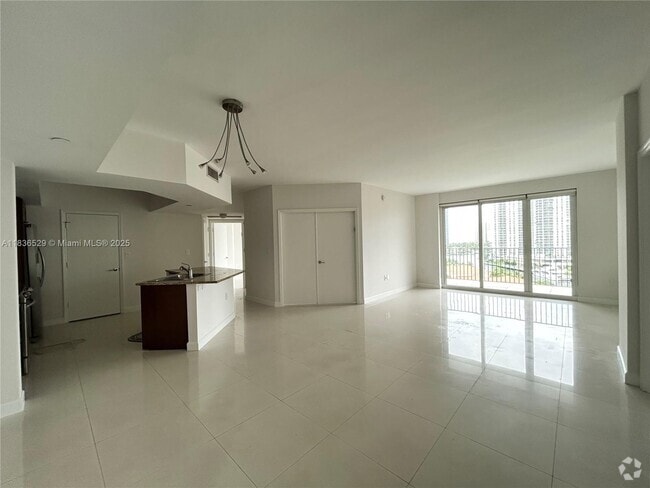 Building Photo - 19900 E Country Club Dr Unit 1005 Rental
