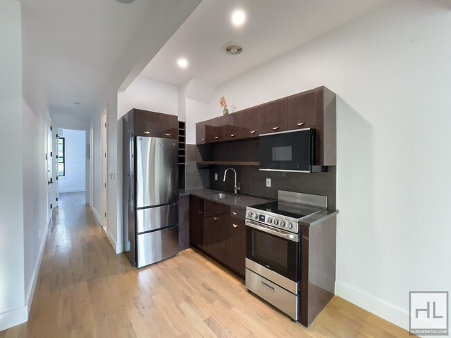 GRAHAM AVENUE / Williamsburg / Spacious 3-... - GRAHAM AVENUE / Williamsburg / Spacious 3-... Apartment Unit 3R