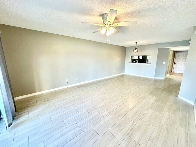 Photo - ** EMERALD LAKES ** 2 BED / 2 BATH CONDO - LAKE VIEW - CENTRAL NAPLES - ANNUAL RENTAL