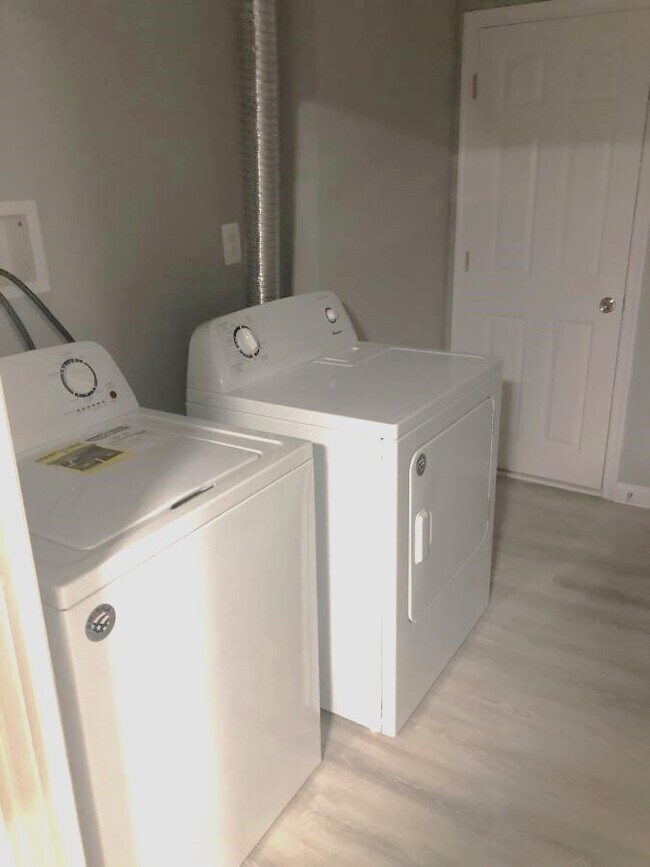 Photo - 3445 Juneway-7 Available $600