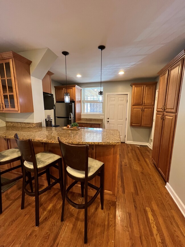 Kitchen w/Bar - 3526 N Reta Ave Unit 1S