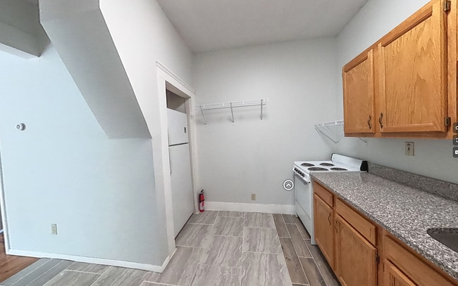 Kitchen includes Fridge and Range - 4224 South Washington Street Unidad 1W