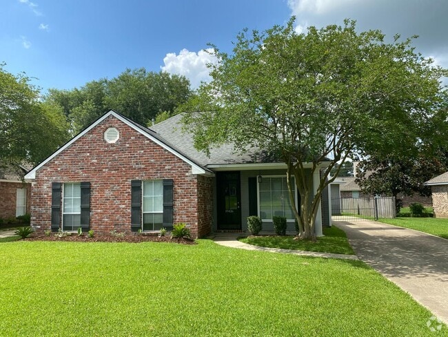 Building Photo - Beautiful 3/2 Home in Lake Azalea Subdivis...