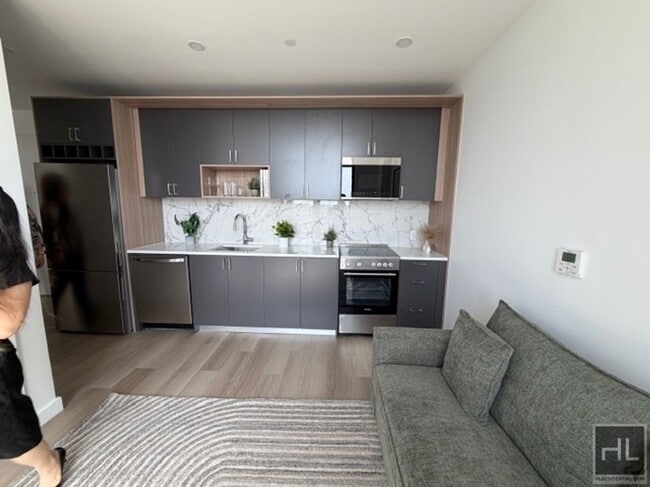 Luxurious Woodside 1 Bedroom with Views!