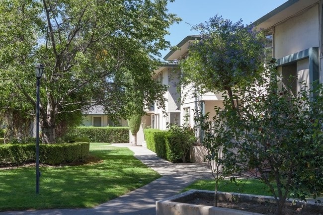 Photo - Pinewood Garden Apartments