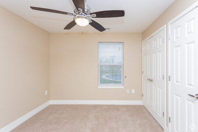 2BR, 1BA - 911 SF