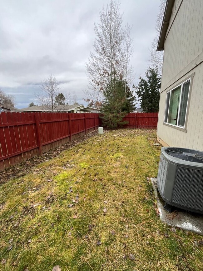 Photo - Charming 3-Bdr/2.5 bath located just blocks from Sisters Elementary School!