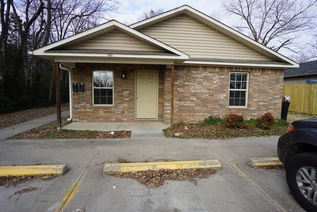 Building Photo - 1409 Poplar St Unit A