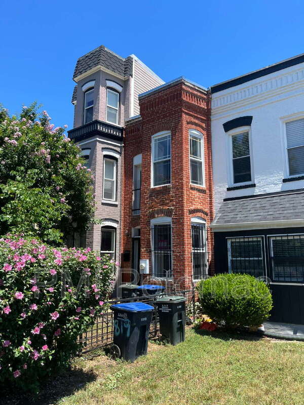 Building Photo - 821 12th St NE