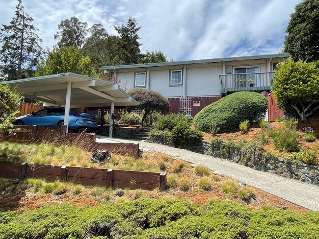 Building Photo - Gorgeous three bedroom two bathroom home with large backyard for rent!