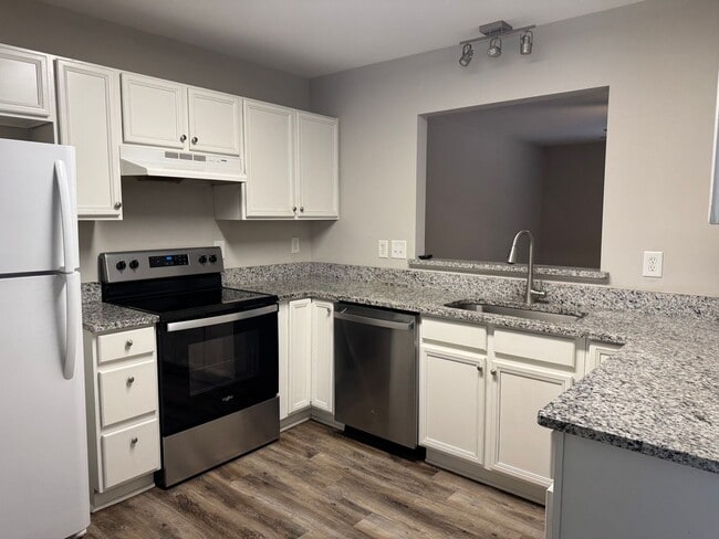 Building Photo - Three Bedroom Townhouse in Sherrills Ford