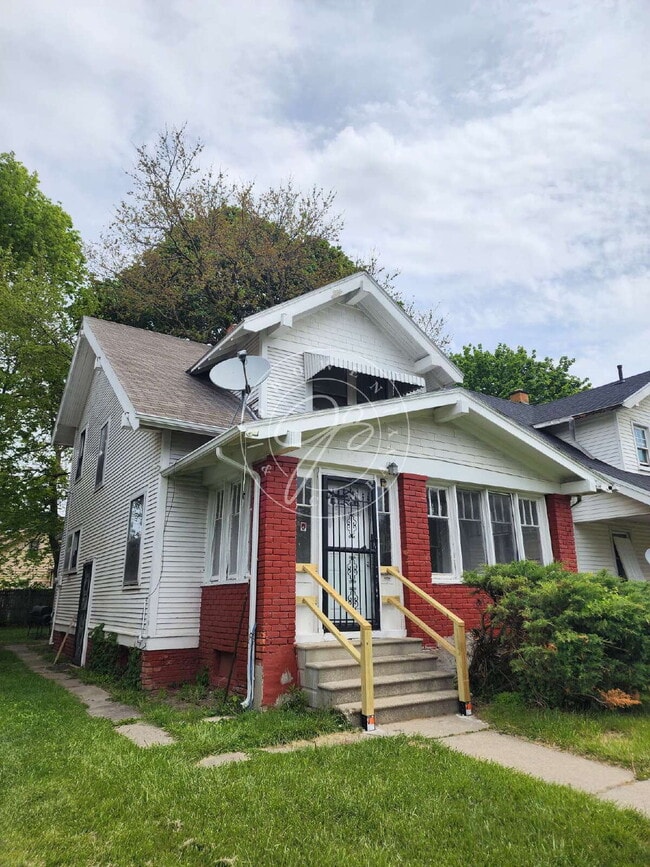 Building Photo - Section 8 Welcome! Spacious 3 bed /1.5 bath 2 story home with
