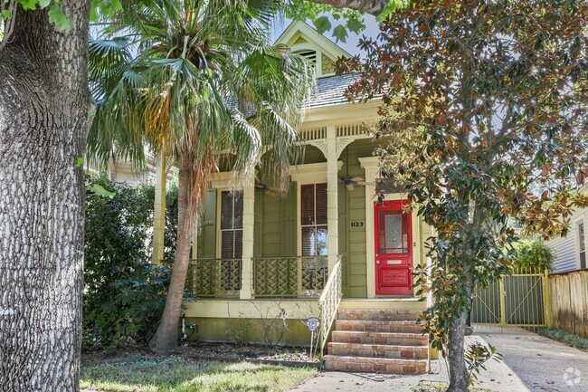 Building Photo - Gorgeous Garden Home w/ Driveway, Back Pat...