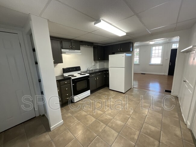 Photo - 330 W King St