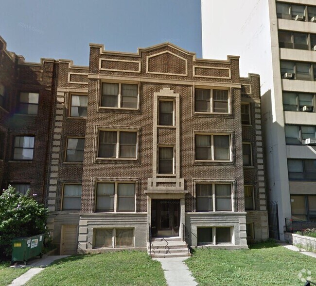 Building Photo - New Renovation 2 BR/2 BA right by the lake! Unit 1E Rental