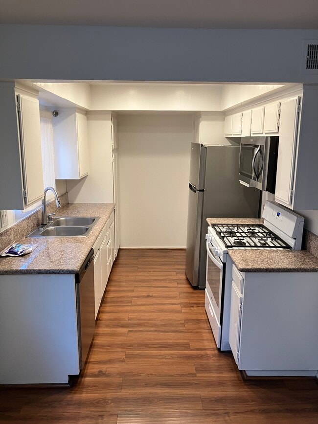 Kitchen - 1236 E Broadway